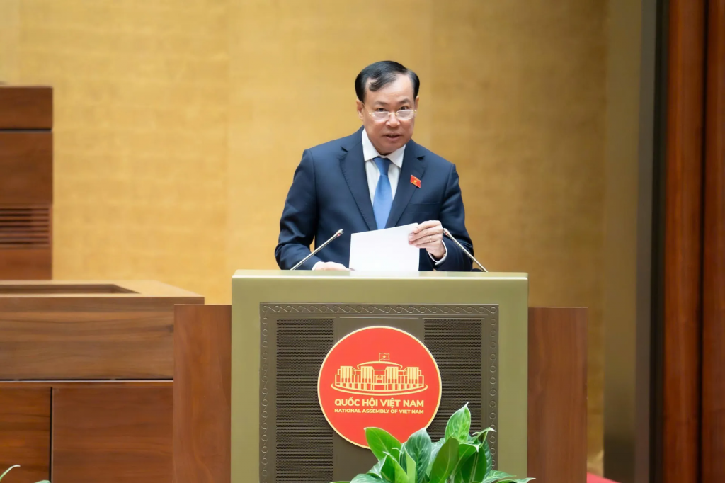 Chủ nhiệm Ủy ban Quốc phòng, An ninh và Đối ngoại của Quốc hội Lê Tấn Tới trình bày báo cáo thẩm tra. Ảnh:Quochoi.vn