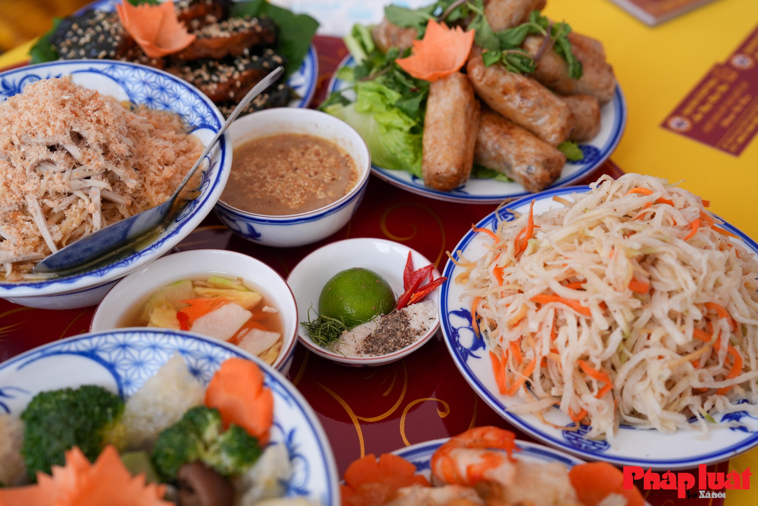 Cận cảnh mâm “Cỗ Bát Tràng” – Di sản sống giữa lòng làng gốm Cận cảnh mâm “Cỗ Bát Tràng” – Di sản sống giữa lòng làng gốm