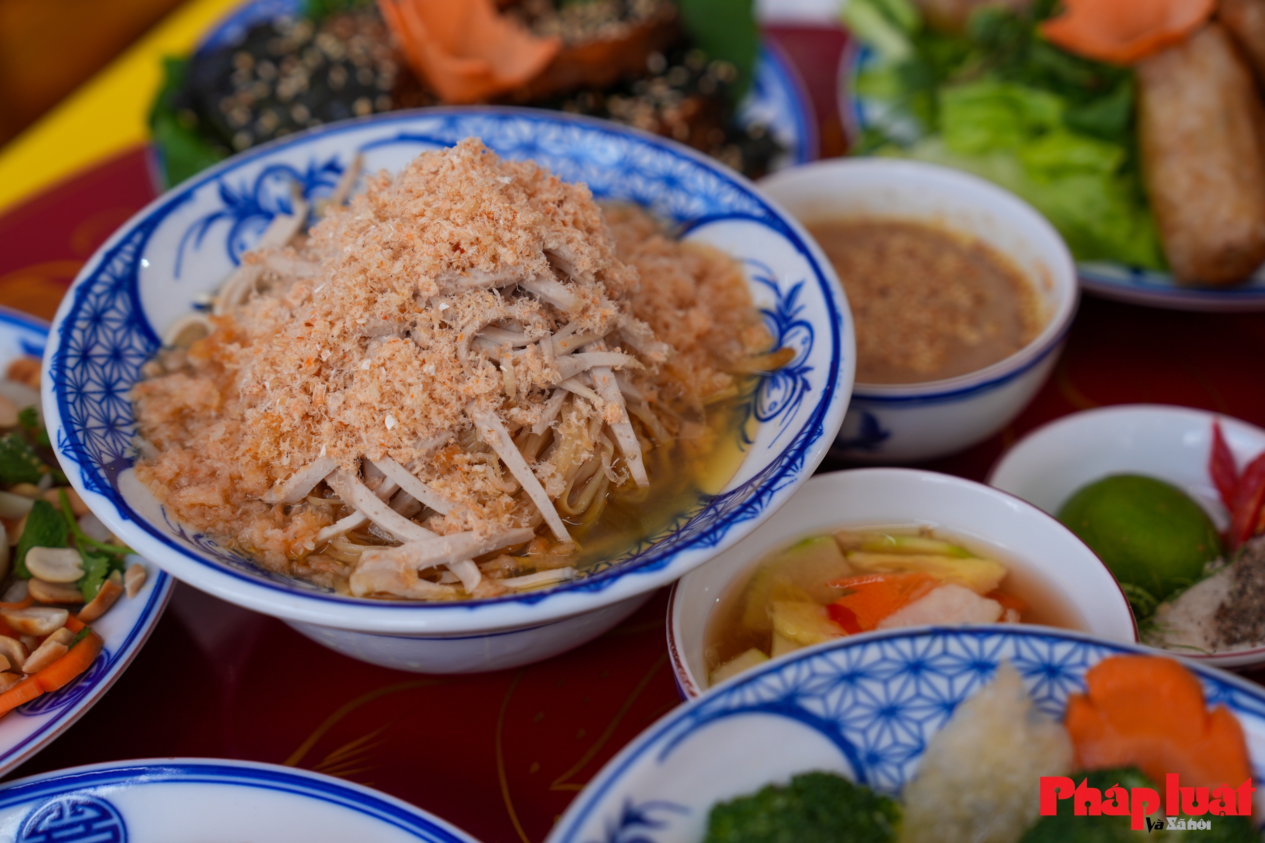 Cận cảnh mâm “Cỗ Bát Tràng” – Di sản sống giữa lòng làng gốm Cận cảnh mâm “Cỗ Bát Tràng” – Di sản sống giữa lòng làng gốm