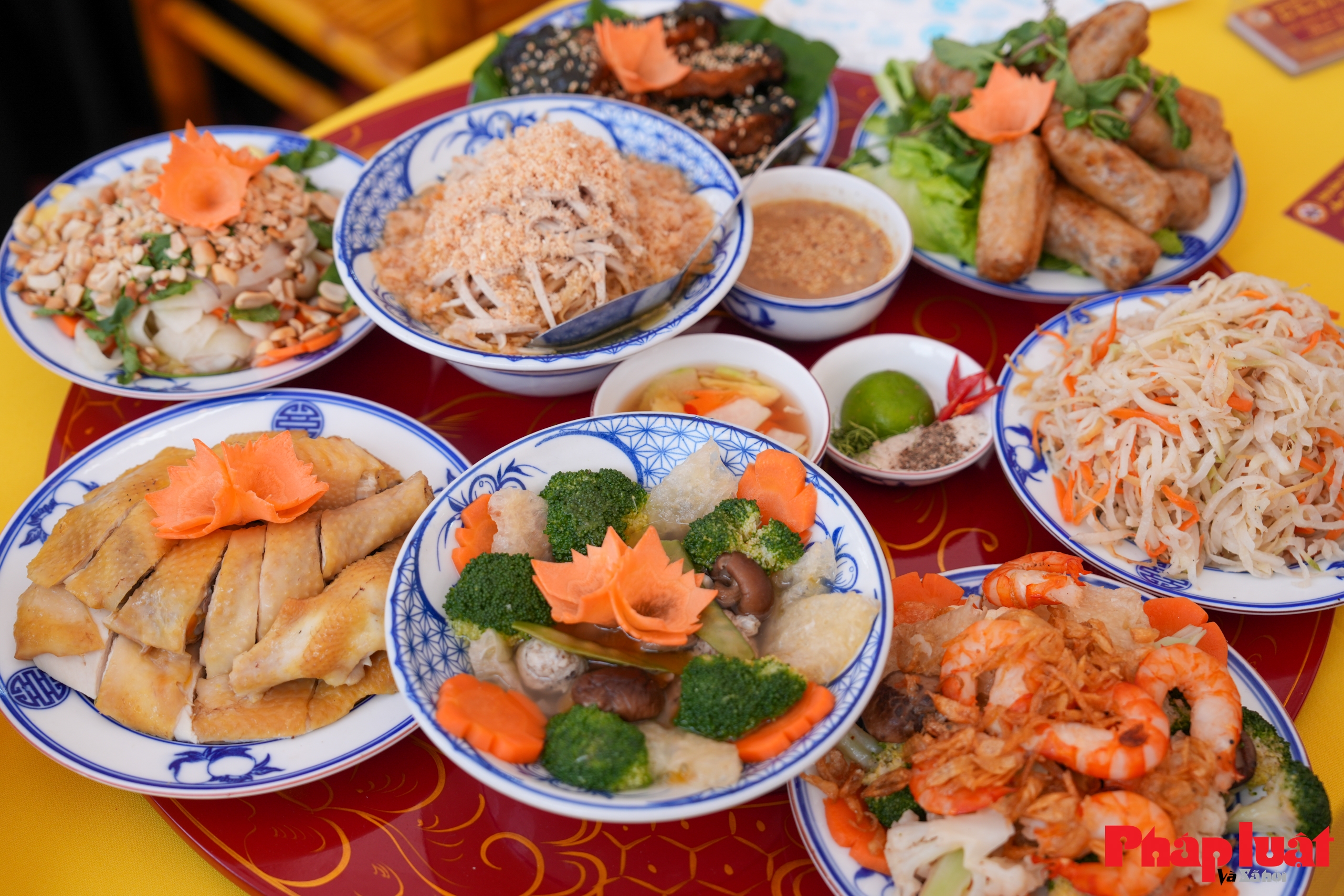 Cận cảnh mâm “Cỗ Bát Tràng” – Di sản sống giữa lòng làng gốm Cận cảnh mâm “Cỗ Bát Tràng” – Di sản sống giữa lòng làng gốm