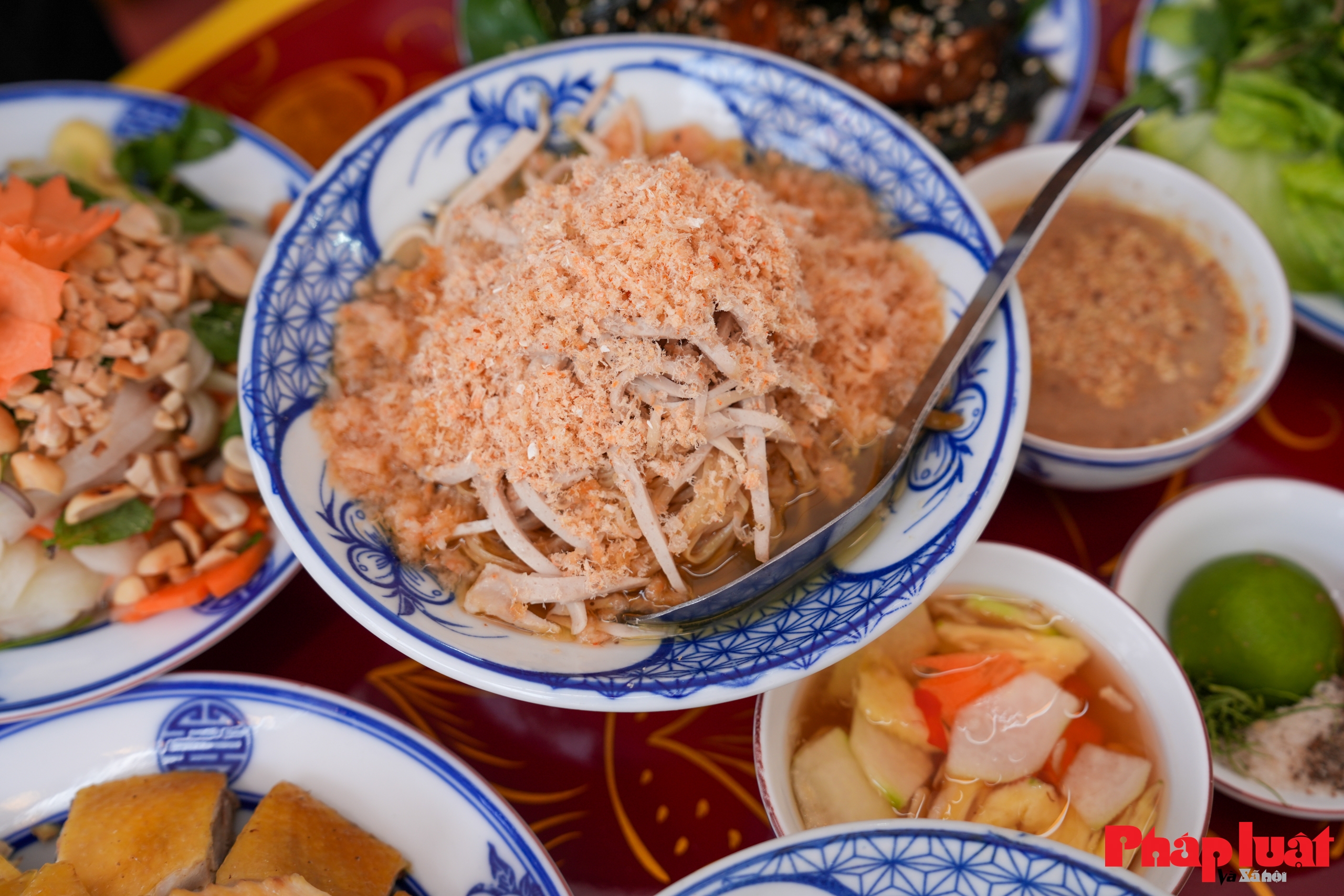 Cận cảnh mâm “Cỗ Bát Tràng” – Di sản sống giữa lòng làng gốm Cận cảnh mâm “Cỗ Bát Tràng” – Di sản sống giữa lòng làng gốm