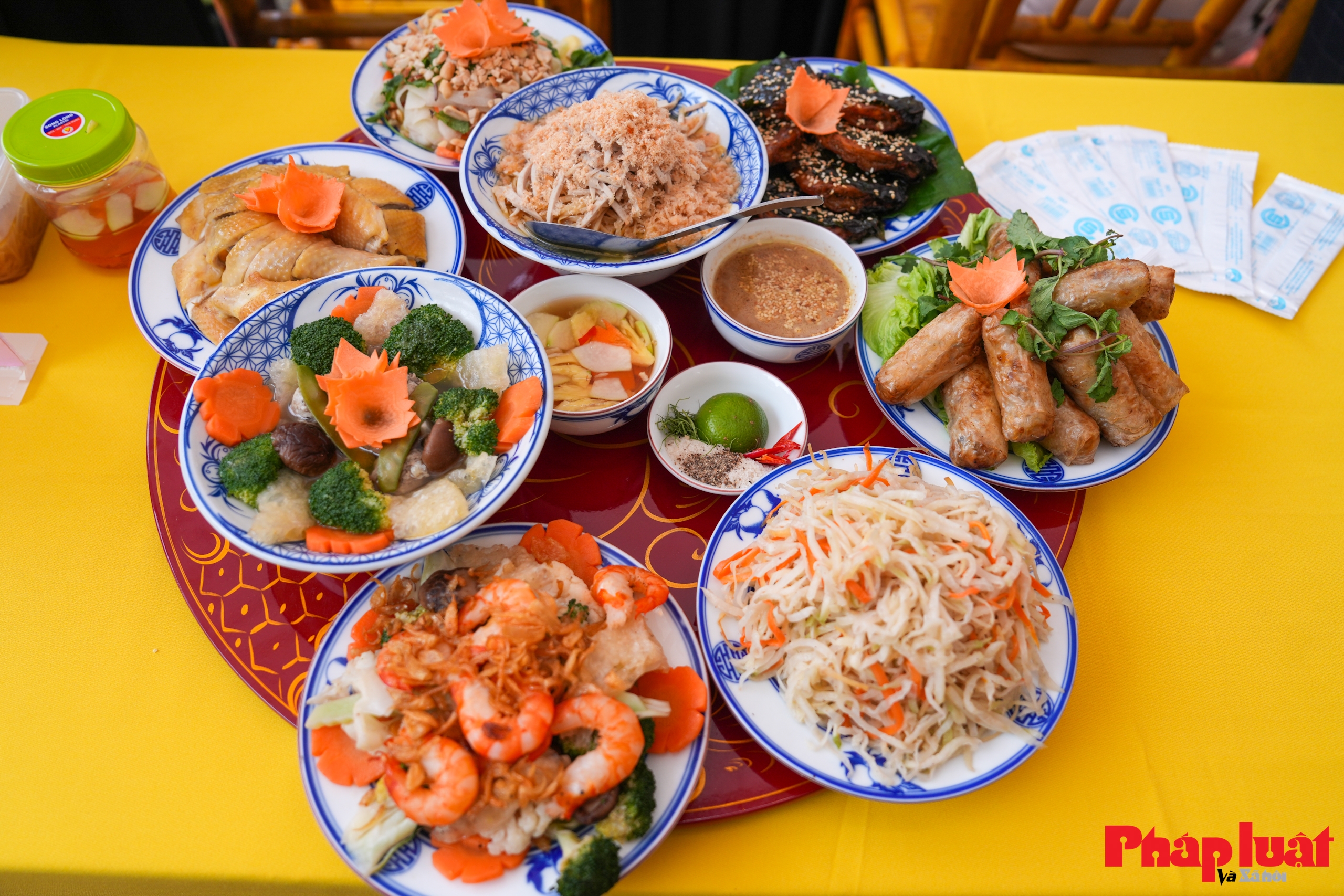 Cận cảnh mâm “Cỗ Bát Tràng” – Di sản sống giữa lòng làng gốm Cận cảnh mâm “Cỗ Bát Tràng” – Di sản sống giữa lòng làng gốm