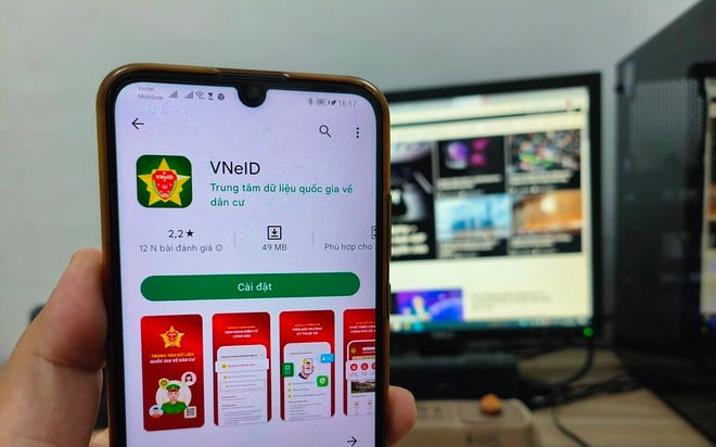 Người dân không phải xuất trình giấy tờ đã được tích hợp trên VNeID từ 1/11/2025. Ảnh minh họa