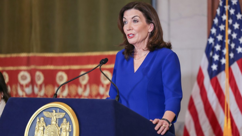 Chính phủ Mỹ tiếp tục đóng cửa, New York ban bố tình trạng khẩn cấp