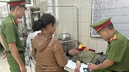 Cán bộ Cảnh sát trật tự kịp thời cứu người dân bị ngất xỉu trên đường