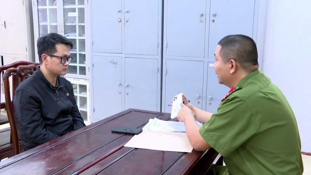 Cận mặt nam thanh niên chuyên nhắm vào cửa hàng điện thoại để cướp giật tài sản