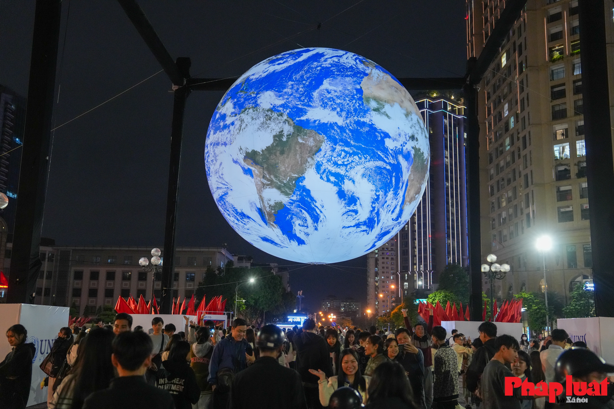 Giới trẻ Hà Nội nô nức check in cùng Trái Đất lơ lửng bên Hồ Tây Giới trẻ Hà Nội nô nức check in cùng Trái Đất lơ lửng bên Hồ Tây