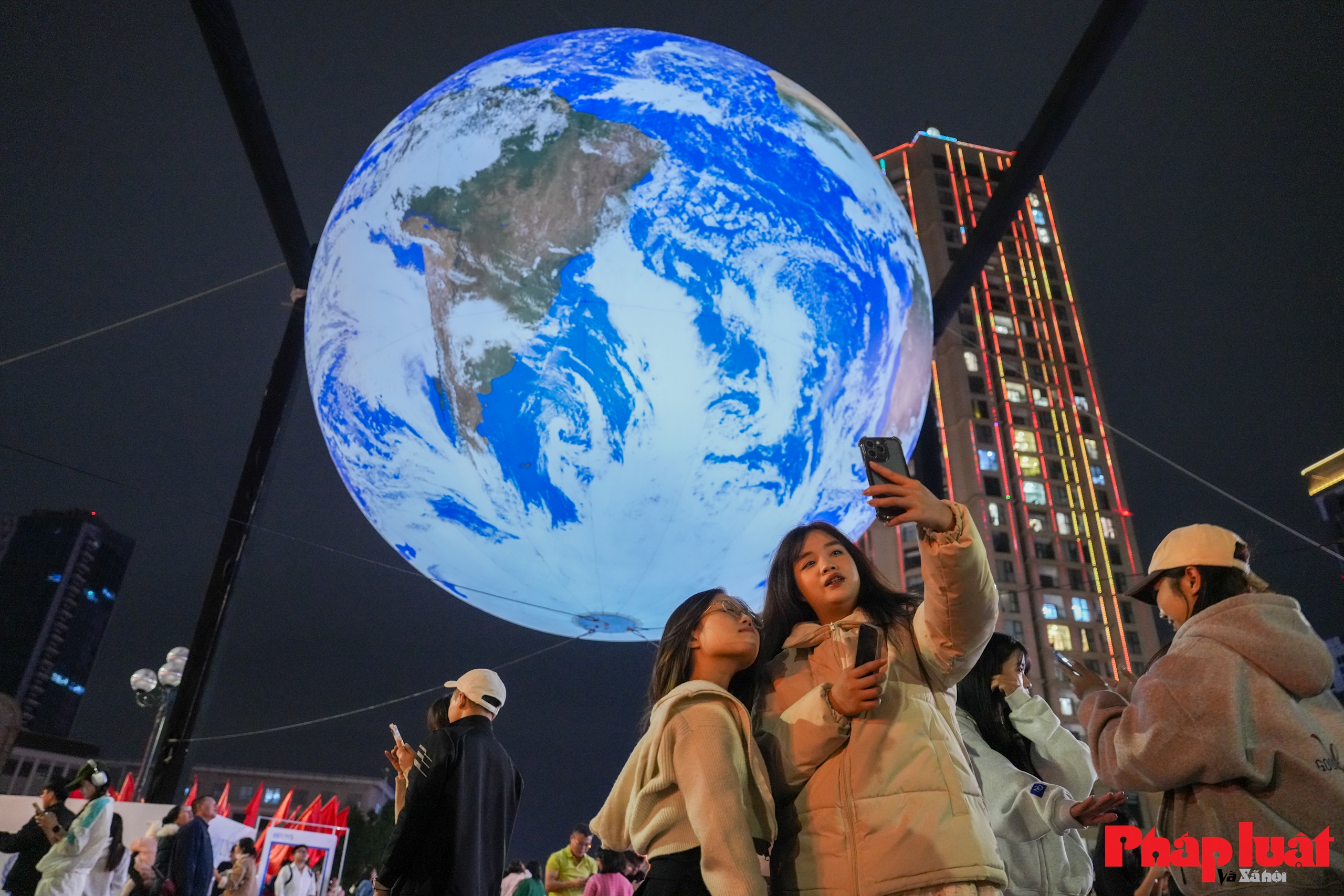 Giới trẻ Hà Nội nô nức check in cùng Trái Đất lơ lửng bên Hồ Tây Giới trẻ Hà Nội nô nức check in cùng Trái Đất lơ lửng bên Hồ Tây