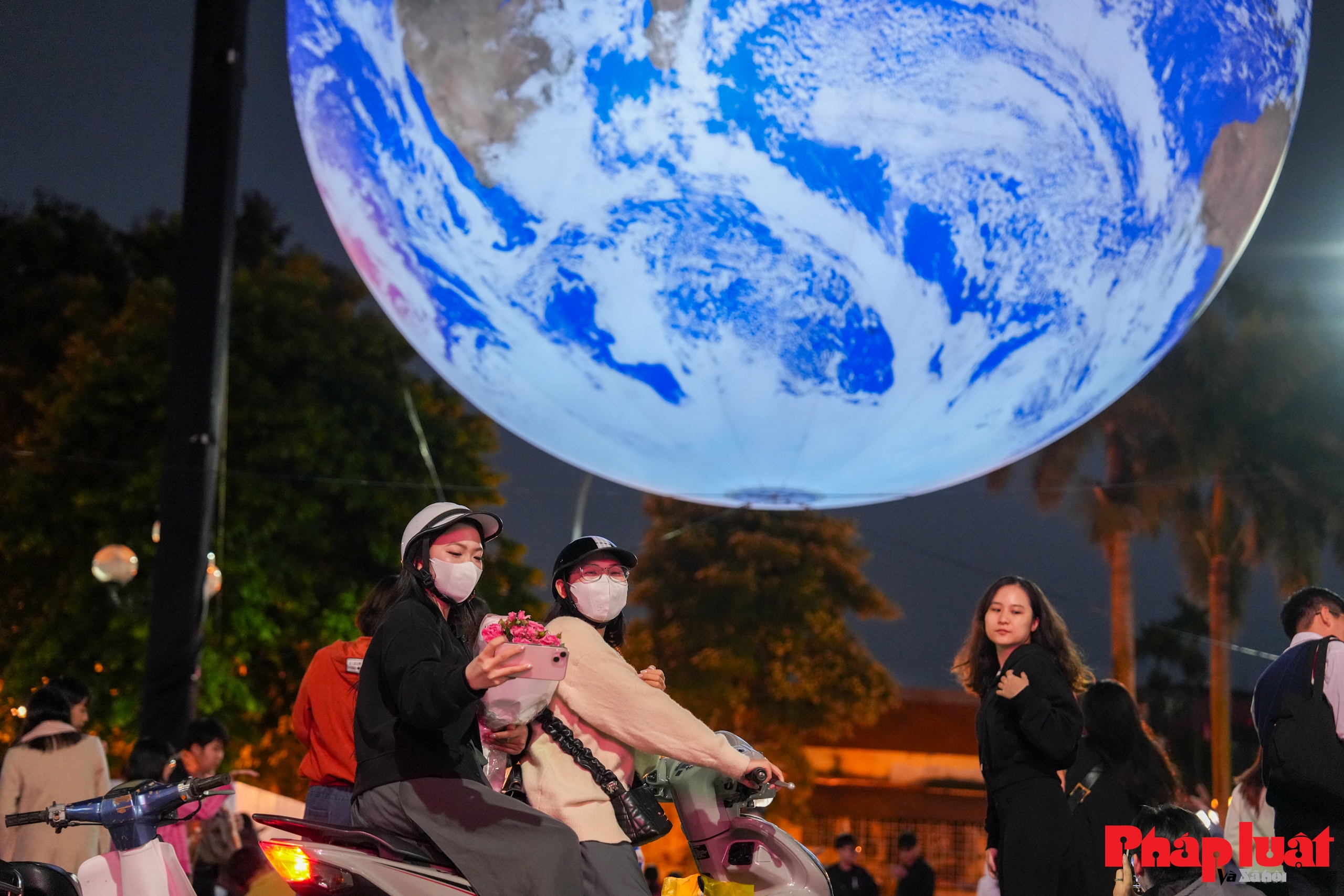 Giới trẻ Hà Nội nô nức check in cùng Trái Đất lơ lửng bên Hồ Tây Giới trẻ Hà Nội nô nức check in cùng Trái Đất lơ lửng bên Hồ Tây