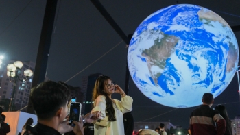 Giới trẻ Hà Nội nô nức check in cùng Trái Đất lơ lửng bên Hồ Tây