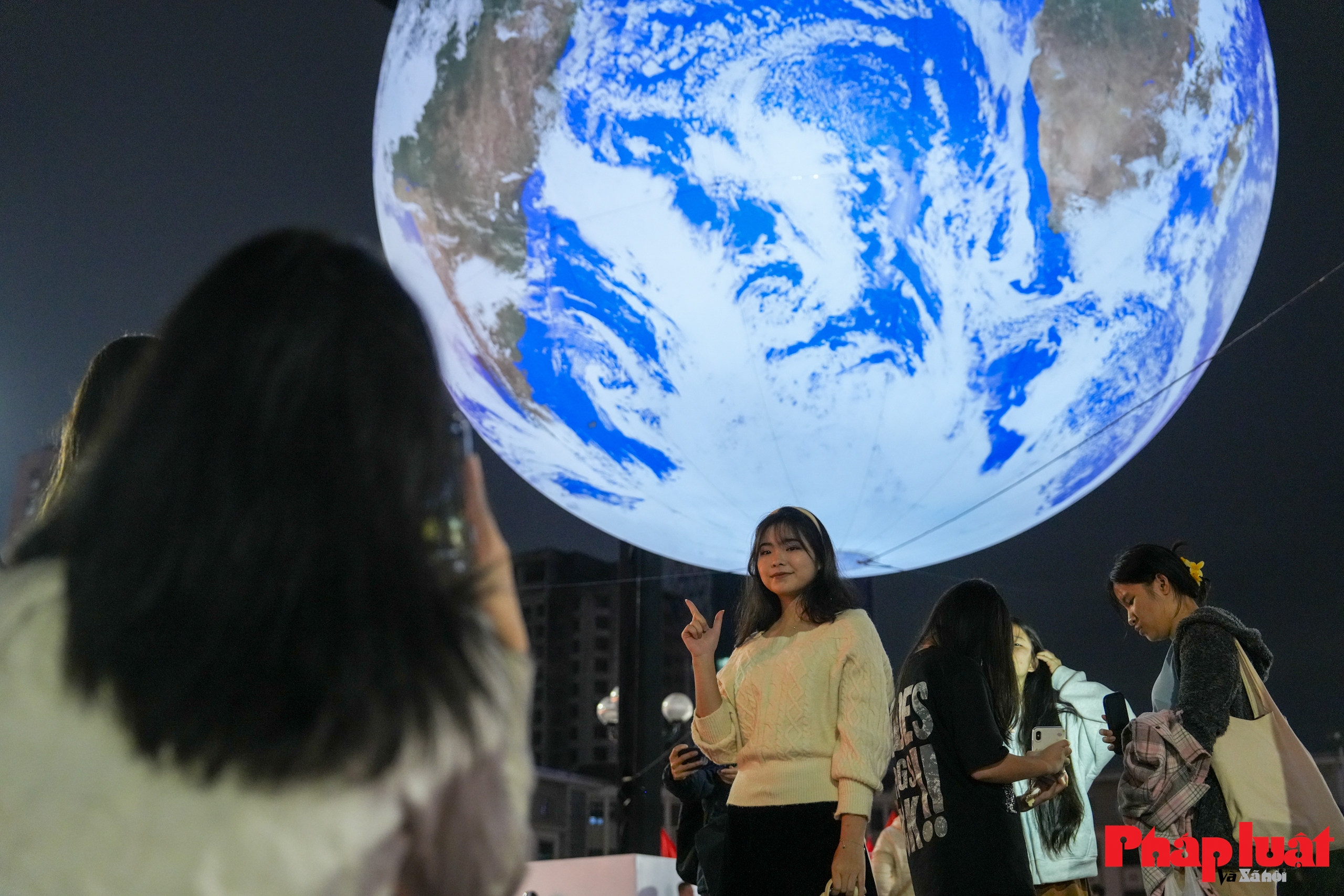 Giới trẻ Hà Nội nô nức check in cùng Trái Đất lơ lửng bên Hồ Tây Giới trẻ Hà Nội nô nức check in cùng Trái Đất lơ lửng bên Hồ Tây
