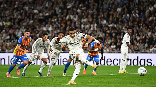 Real Madrid 4-0 Valencia: Mbappe tỏa sáng, Los Blancos vững vàng ngôi đầu