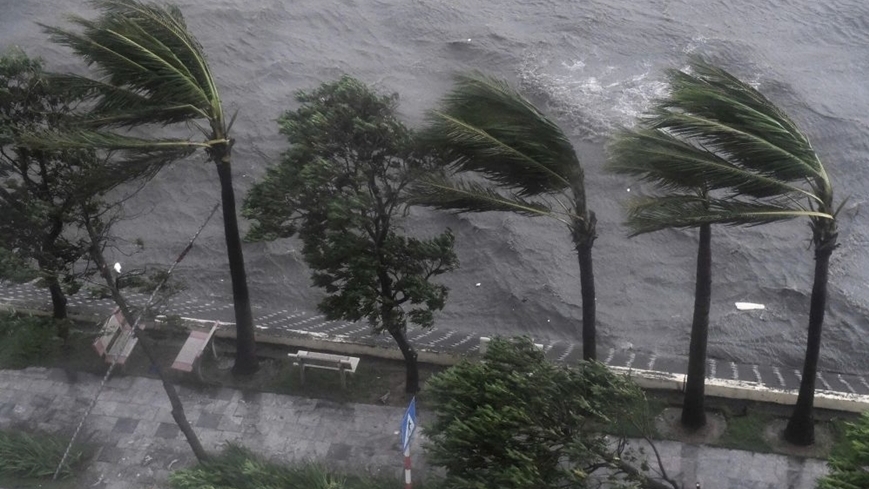 Áp thấp nhiệt đới khả năng mạnh lên thành bão số 13, sắp đổ bộ Biển Đông