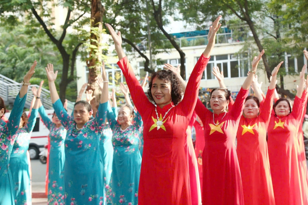 Phụ nữ Thủ đô tổ chức đồng diễn dân vũ áo dài quy mô lớn ngày 9/11