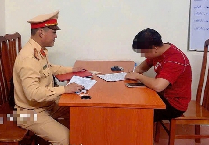 undefined Một tài xế bị xử lý về hành vi che biển số xe. Ảnh: CACC