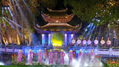 Từ Hoa Lư đến Tây Nguyên - tà áo dài viết tiếp câu chuyện nghìn năm