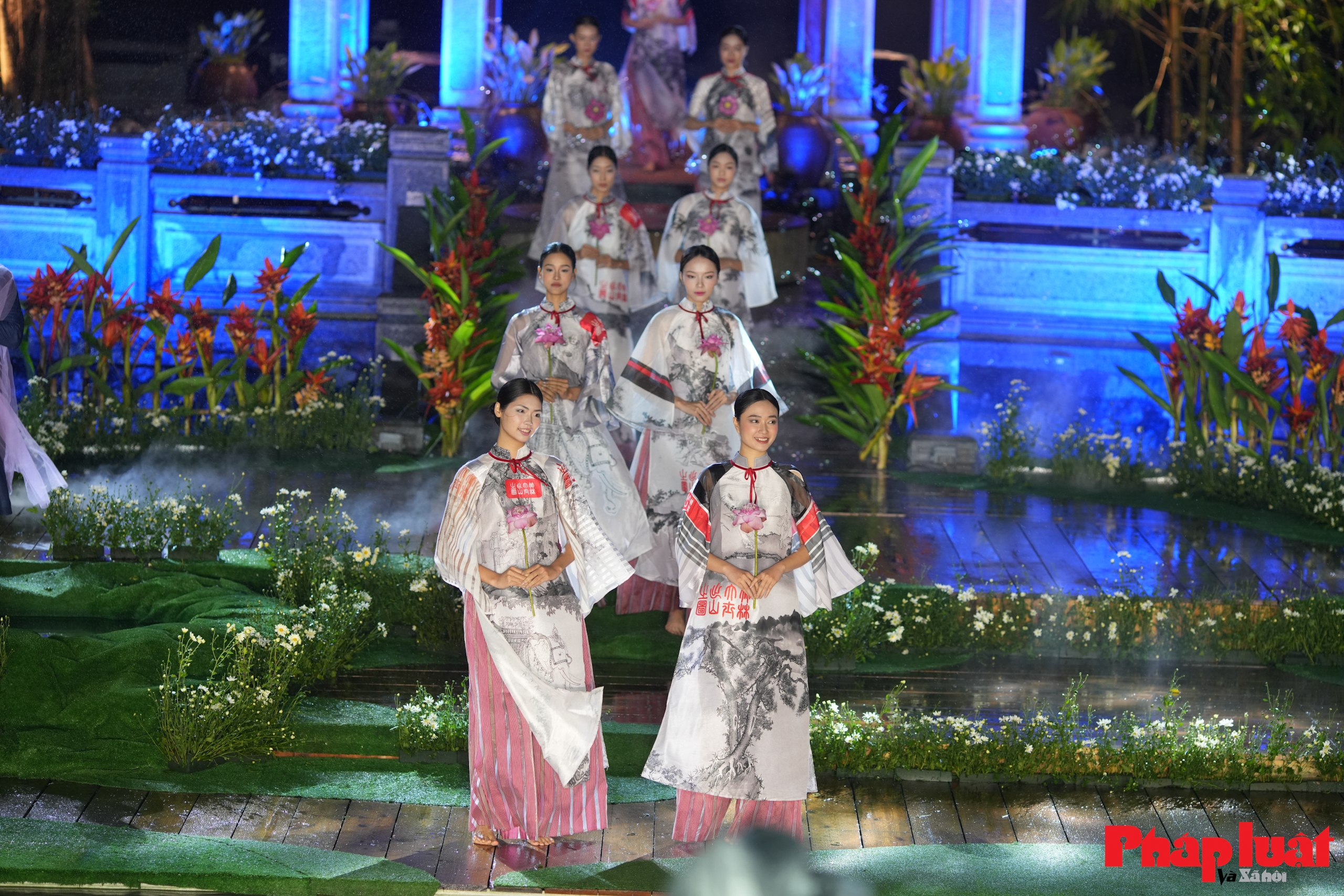 Từ Hoa Lư đến Tây Nguyên - tà áo dài viết tiếp câu chuyện nghìn năm