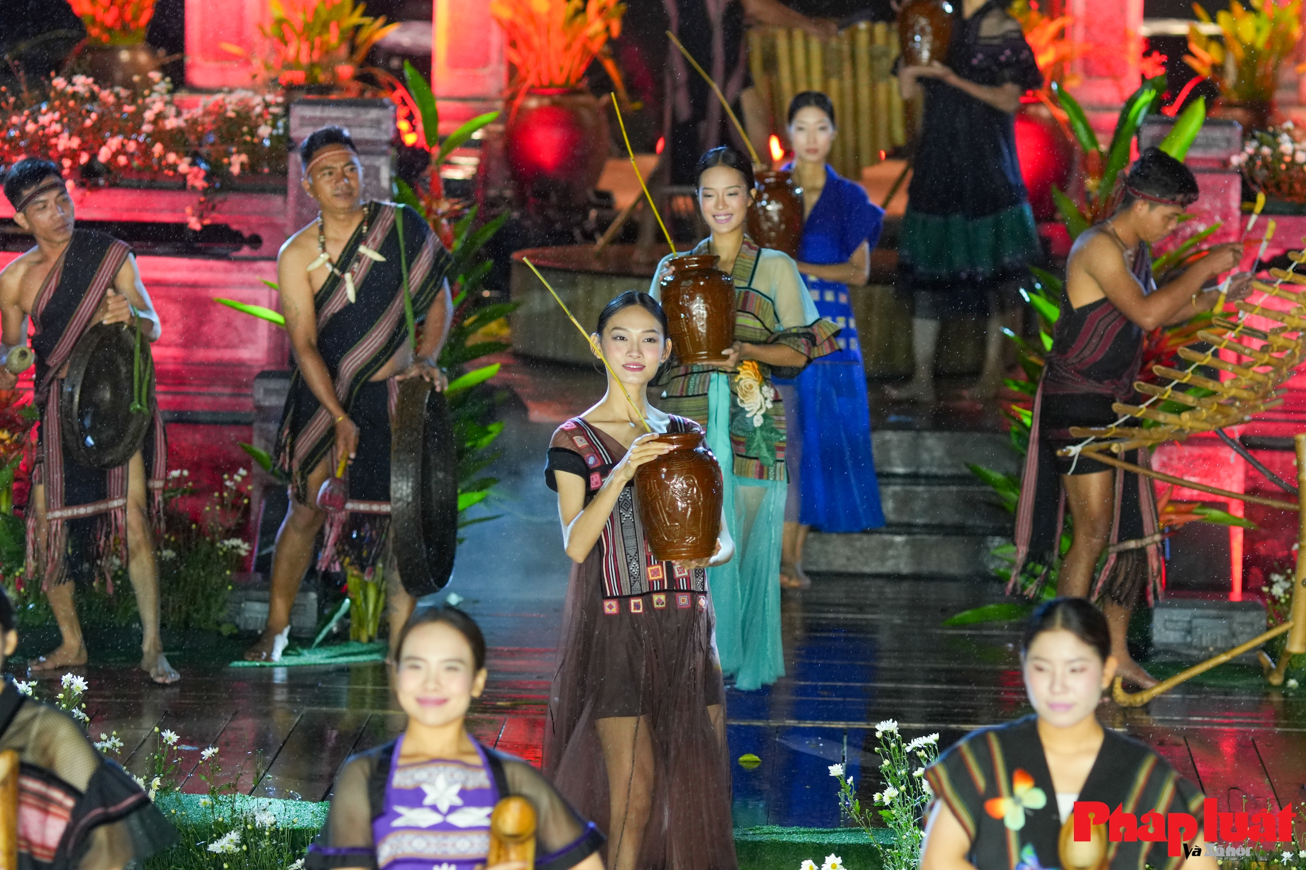 Từ Hoa Lư đến Tây Nguyên - tà áo dài viết tiếp câu chuyện nghìn năm