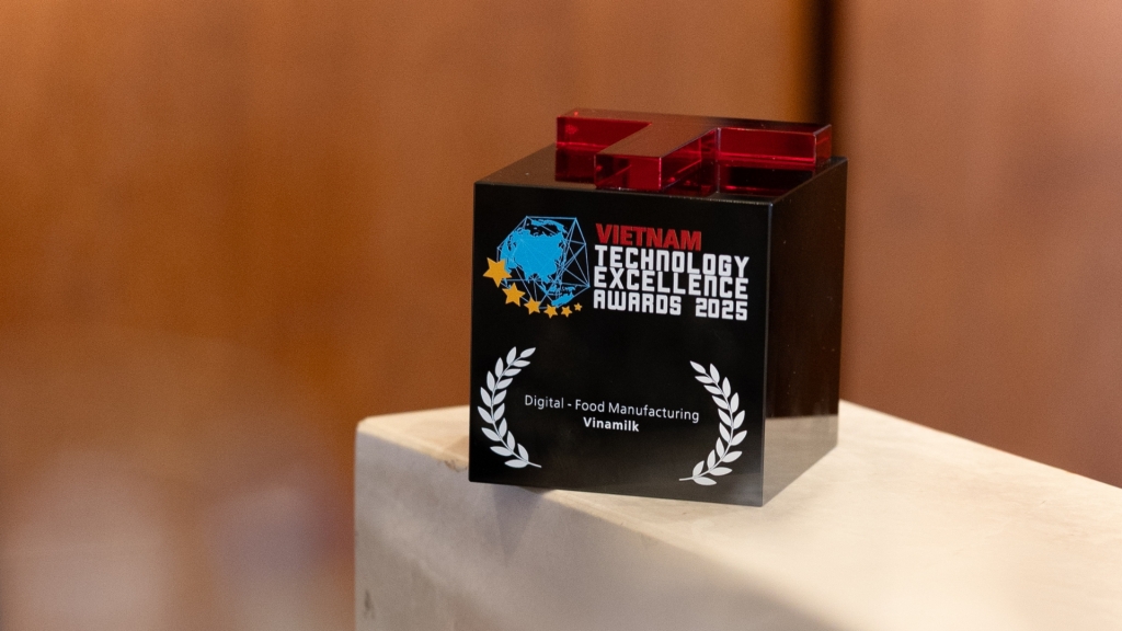 Vinamilk là doanh nghiệp sữa duy nhất của Đông Nam Á được vinh danh tại hạng mục Chuyển đổi số - Sản xuất thực phẩm tại ATEA 2025 (Ảnh: BTC).