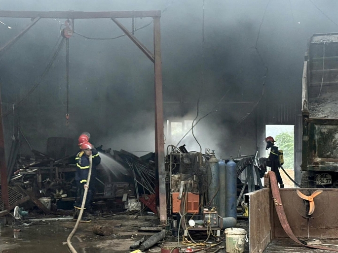 Phú Thọ: khống chế kịp thời đám cháy tại ga ra sửa xe ở xã Thượng Cốc Phú Thọ: khống chế kịp thời đám cháy tại ga ra sửa xe ở xã Thượng Cốc