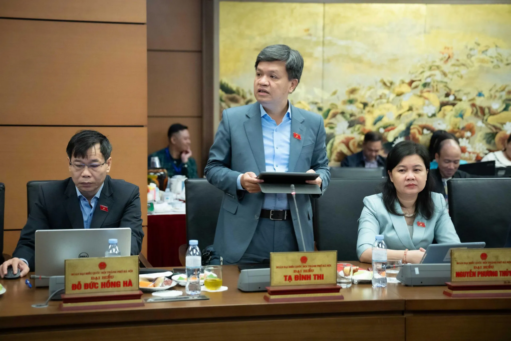 Đại biểu Quốc hội Tạ Đình Thi cho rằng, cần thể chế hóa xu hướng tất yếu - ứng dụng khoa học, công nghệ và chuyển đổi số trong lĩnh vực kinh doanh bảo hiểm. Ảnh: Quochoi.vn