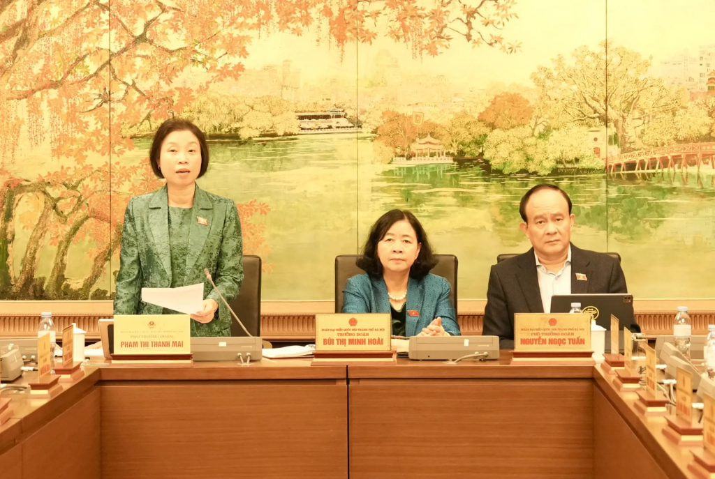 Chủ trì phiên thảo luận tổ tại Đoàn đại biểu Quốc hội TP Hà Nội có Ủy viên Bộ Chính trị, Bí thư Thành ủy Bùi Thị Minh Hoài - Trưởng đoàn đại biểu Quốc hội TP Hà Nội; Chủ tịch HĐND TP Hà Nội Nguyễn Ngọc Tuấn - Phó Trưởng đoàn đại biểu Quốc hội TP Hà Nội; Phó Chủ tịch HĐND TP Phạm Thị Thanh Mai - Phó Trưởng đoàn Đoàn đại biểu Quốc hội TP Hà Nội. Ảnh: Hồng Thái