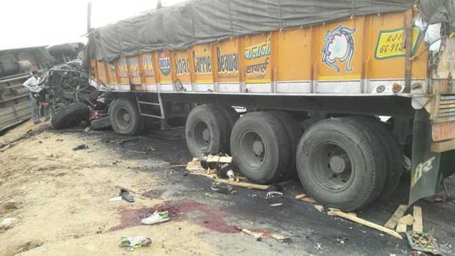 Xe tải tông trực diện xe buýt khiến 20 người tử vong