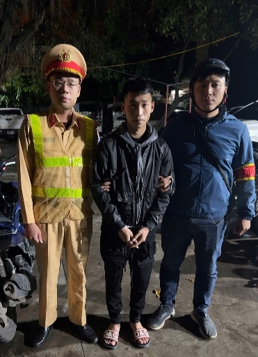 Tổ công tác 141 bắt giữ đối tượng mang hung khí đi đánh nhau. Ảnh: CQCA Tổ công tác 141 bắt giữ đối tượng mang hung khí đi đánh nhau. Ảnh: CQCA