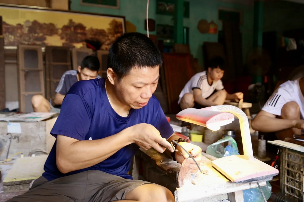 Người lao động đang thao tác làm nghề khảm trai tại xã Chuyên Mỹ, TP Hà Nội. Ảnh Công Phương. Người lao động đang thao tác làm nghề khảm trai tại xã Chuyên Mỹ, TP Hà Nội. Ảnh Công Phương.