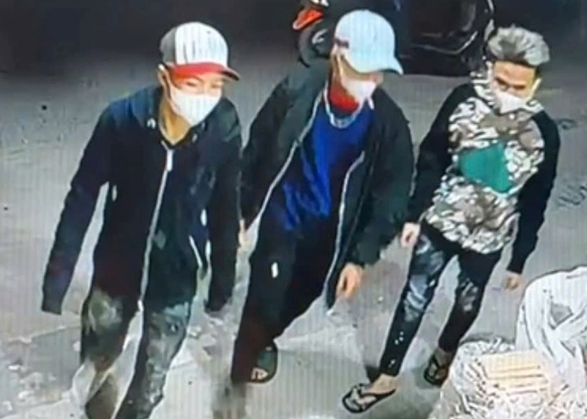 Camera an ninh ghi lại hình ảnh 3 đối tượng gây ra vụ vướp. Camera an ninh ghi lại hình ảnh 3 đối tượng gây ra vụ vướp.