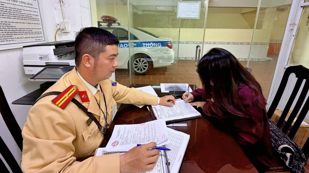 Nữ tài xế ô tô đi ngược chiều trên đường Võ Chí Công bị xử phạt 19 triệu đồng