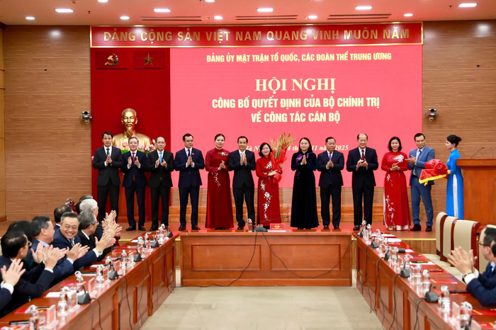 Đồng chí Bùi Thị Minh Hoài giữ chức Bí thư Đảng ủy MTTQ, các đoàn thể Trung ương