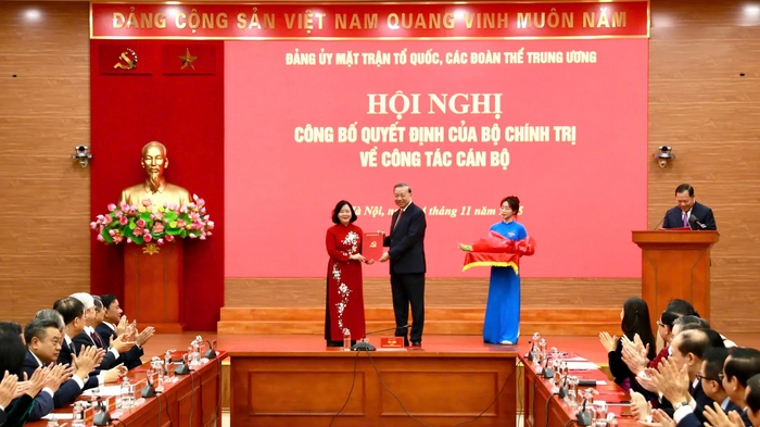 Đồng chí Bùi Thị Minh Hoài giữ chức Bí thư Đảng ủy MTTQ, các đoàn thể Trung ương