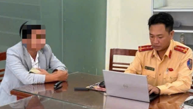 Tránh chốt kiểm tra nồng độ cồn, tài xế lùi xe lao xuống ruộng