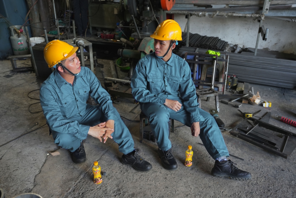 Nhiều người lao động không để mệt mỏi đánh gục, không để thử thách ngăn bước. Thay vì bỏ cuộc, họ chọn tiếp thêm năng lượng để luôn tỉnh táo và bền bỉ trong công việc. 