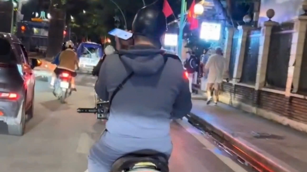 Nam thanh niên vừa lái xe vừa dùng điện thoại trên đường và cái kết