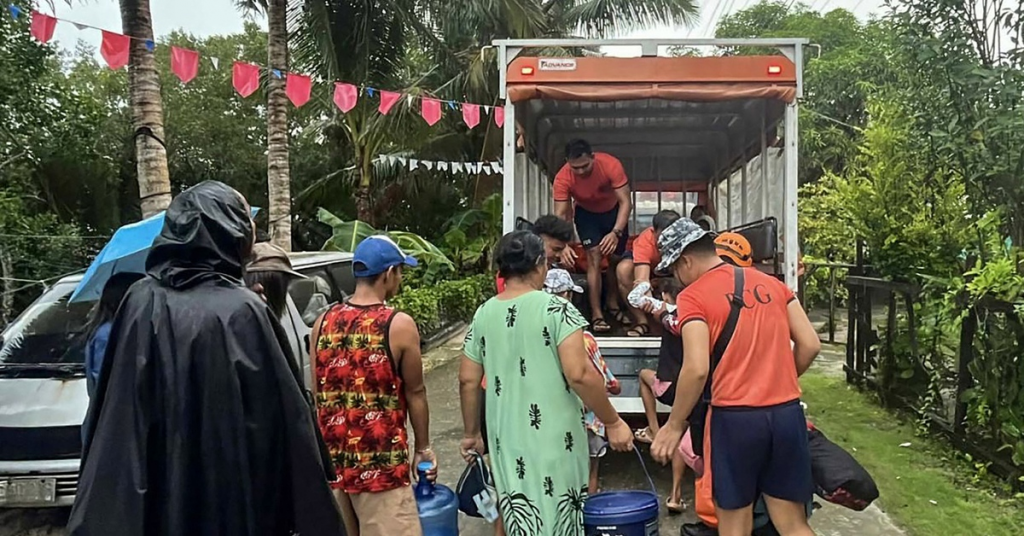 Philippines sơ tán khẩn cấp hàng chục nghìn người tránh bão Kalmaegi