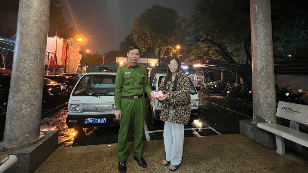 Cô gái trẻ vui mừng từ cuộc gọi bất ngờ của cán bộ Công an phường Khương Đình