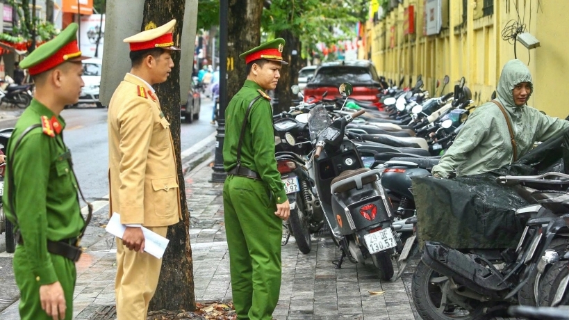 Hà Nội ra quân đồng loạt kiểm tra việc chấp hành luật giao thông trong học sinh