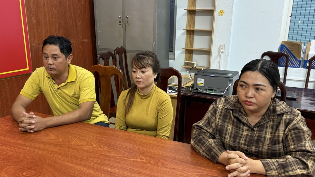 Đối tượng Lù Thị Quyên Di (ở giữa) cùng đồng bọn tại cơ quan điều tra. Ảnh: CQCA