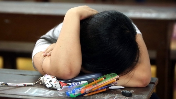 Từ 15/12/2025, cha mẹ ép con học quá sức có thể bị phạt 10 triệu đồng