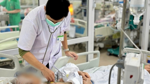 Nguy cơ viêm phổi và biến chứng trong mùa lạnh ở người cao tuổi