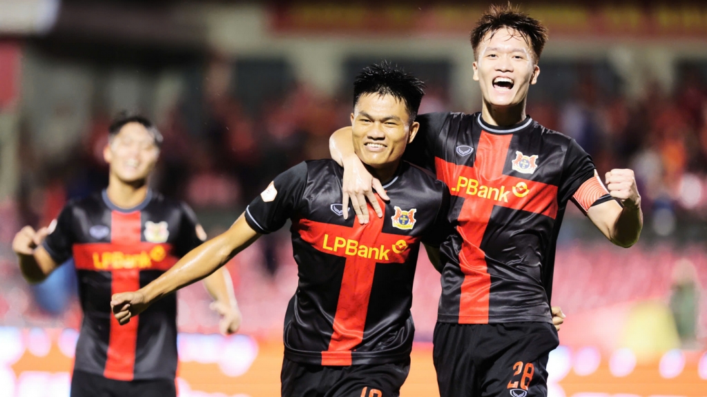 Ninh Bình thắng kịch tính, tiếp tục giữ vững ngôi đầu V-League