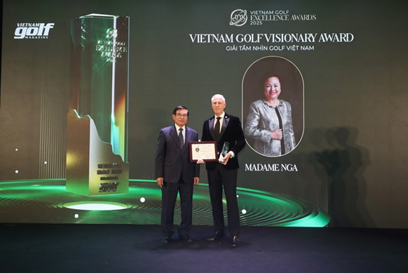 Bà Nguyễn Thị Nga được vinh danh với giải thưởng “Tầm nhìn golf Việt Nam” tại Vietnam Golf Excellence Awards 2025