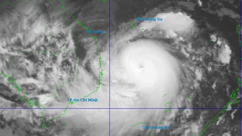 Bão số 13 duy trì cường độ cực mạnh, cảnh báo mưa lớn và gió giật cấp 16