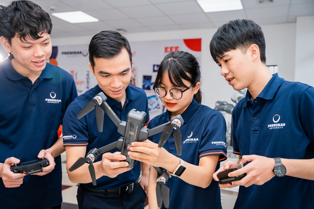 Nguyễn Thị Khánh Diệu trong phòng thí nghiệm cùng bạn bè khám phá thế giới kỹ thuật y sinh. (Ảnh: NVCC)