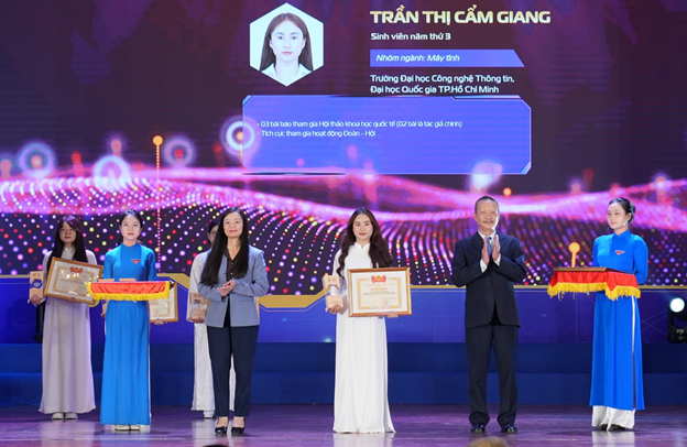 Trần Thị Cẩm Giang được vinh danh là Nữ sinh Khoa học Công nghệ Việt Nam 2025. (Ảnh QCV)