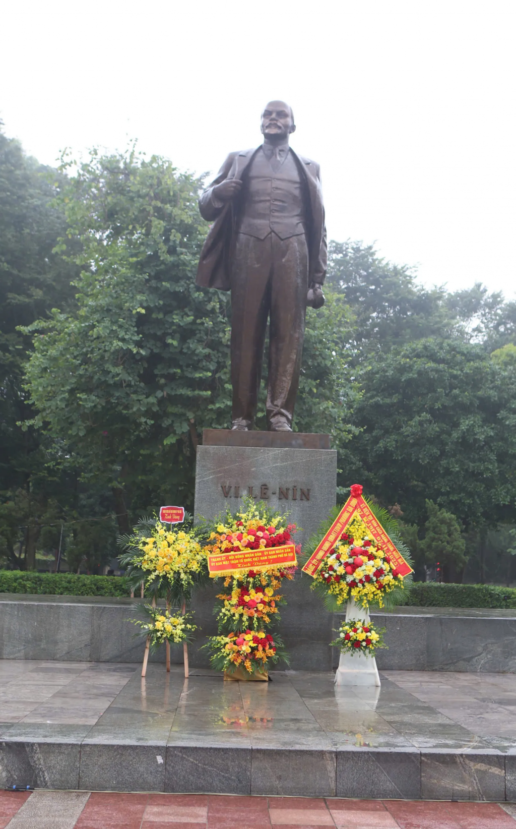 Tượng đài V.I.Lênin (Công viên Lênin, phường Ba Đình).