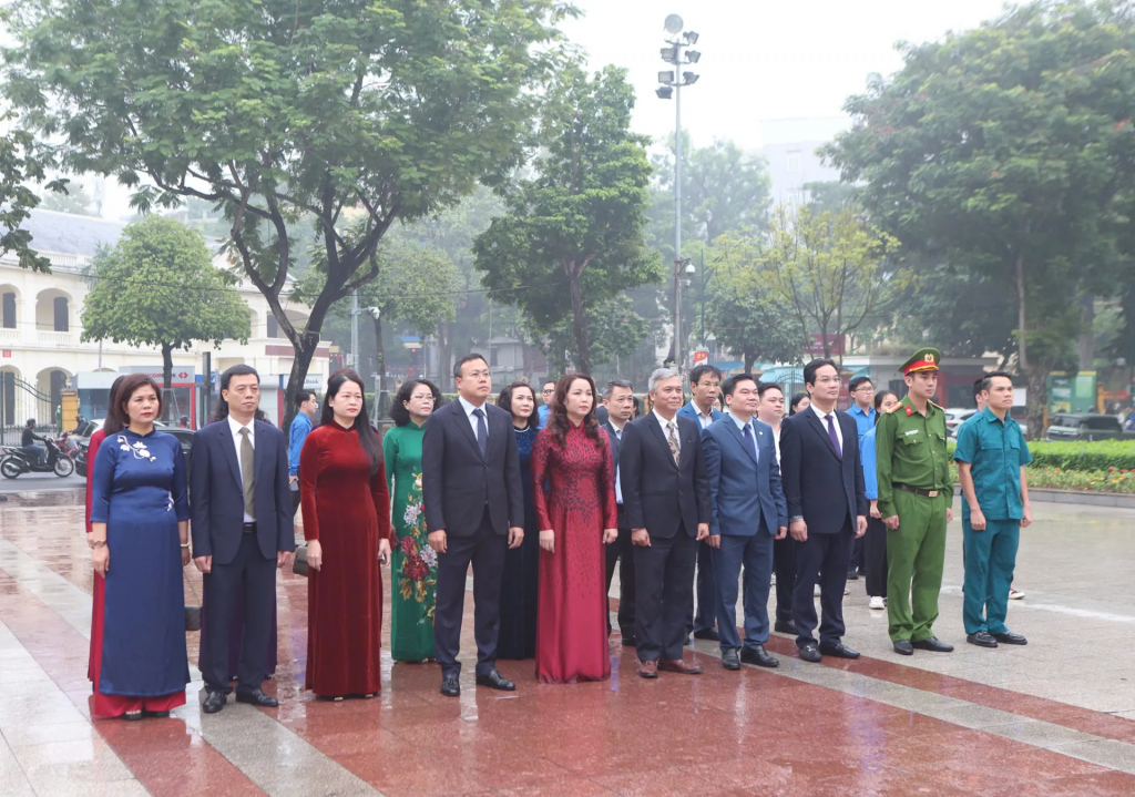 Tuổi trẻ Thủ đô, đại biểu phường Ba Đình, các cơ quan, đoàn thể, đơn vị của thành phố Hà Nội và đông đảo các tầng lớp Nhân dân dâng hoa tưởng niệm lãnh tụ V.I.Lênin