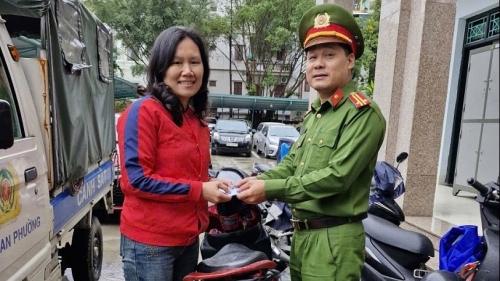 Người phụ nữ để quên xe máy ngoài đường và cuộc gọi bất ngờ